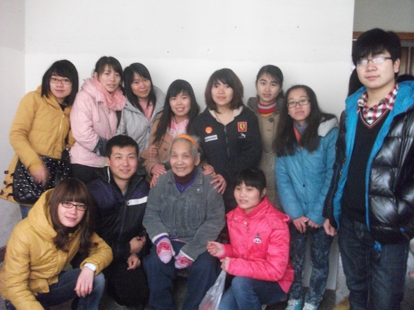 信息工程系组织学生开展学雷锋志愿服务活动