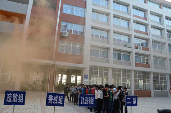 我系学生参加2014年火灾逃生疏散演练 我系学生参加2014年火灾逃生疏散演练